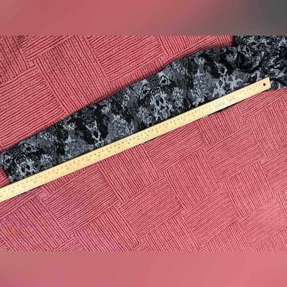 Womens Best brand medium Gray Camouflage Leggings - Picture 12 of 16